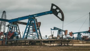 انخفاض أسعار النفط إلى أدنى مستوى منذ مايو يثير تحذيرات من فائض يهدد الاستقرار الاقتصادي